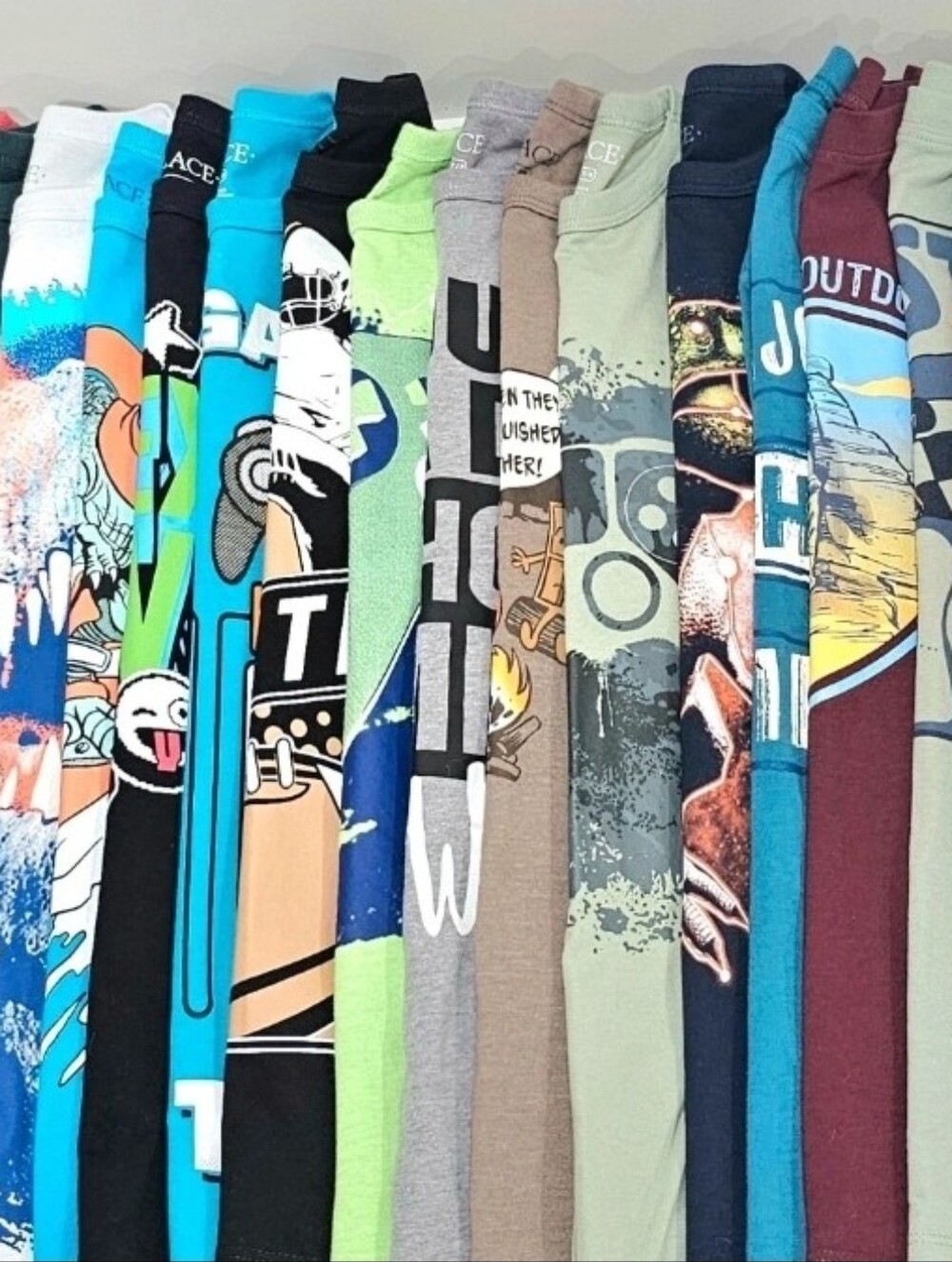 23 Colorful Assorted Graphic T-shirt Bundle LIKE NEW Ɓoys' Size M 7/8